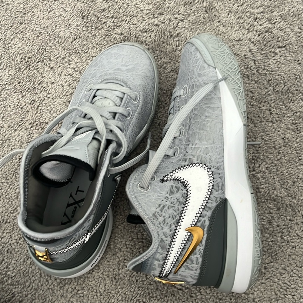 Men’s basketball shoes